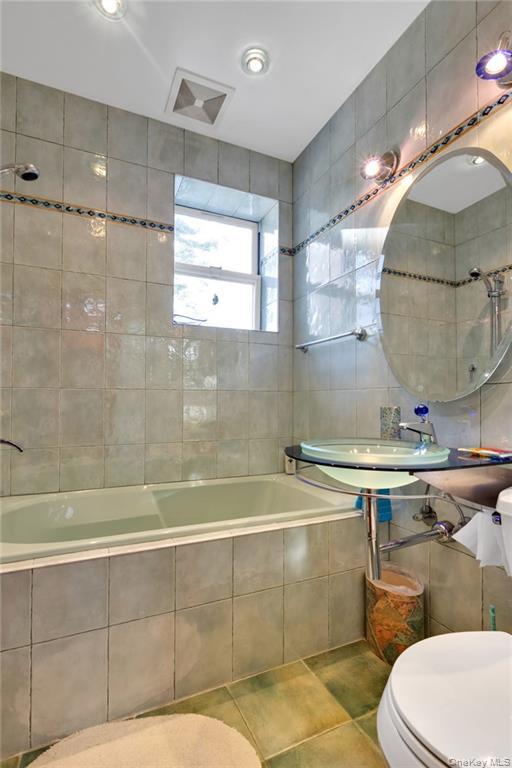 82 W End Avenue, Brooklyn, NY 11235