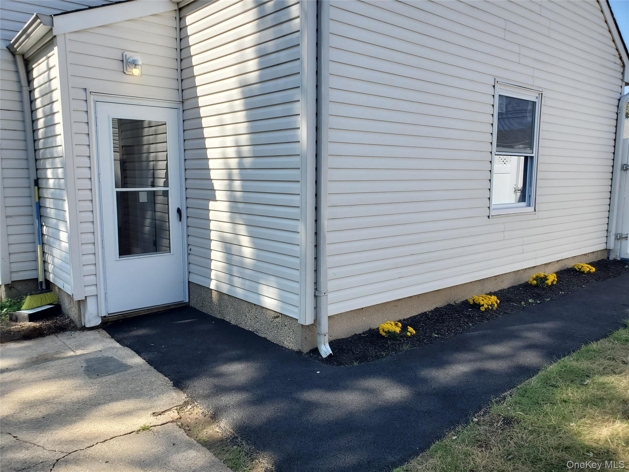 31 W Marine Avenue, Lindenhurst, NY 11757