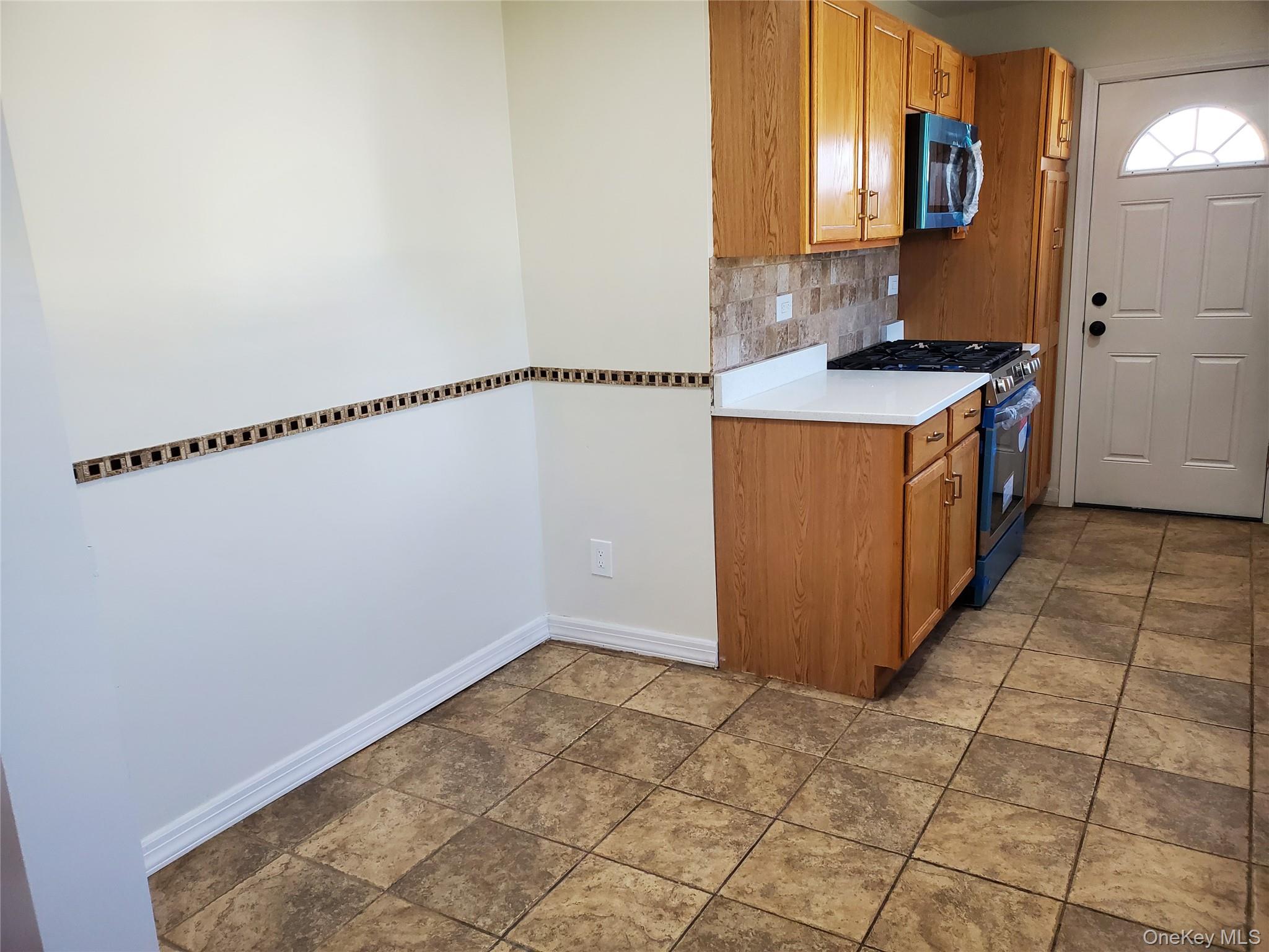 31 W Marine Avenue, Lindenhurst, NY 11757