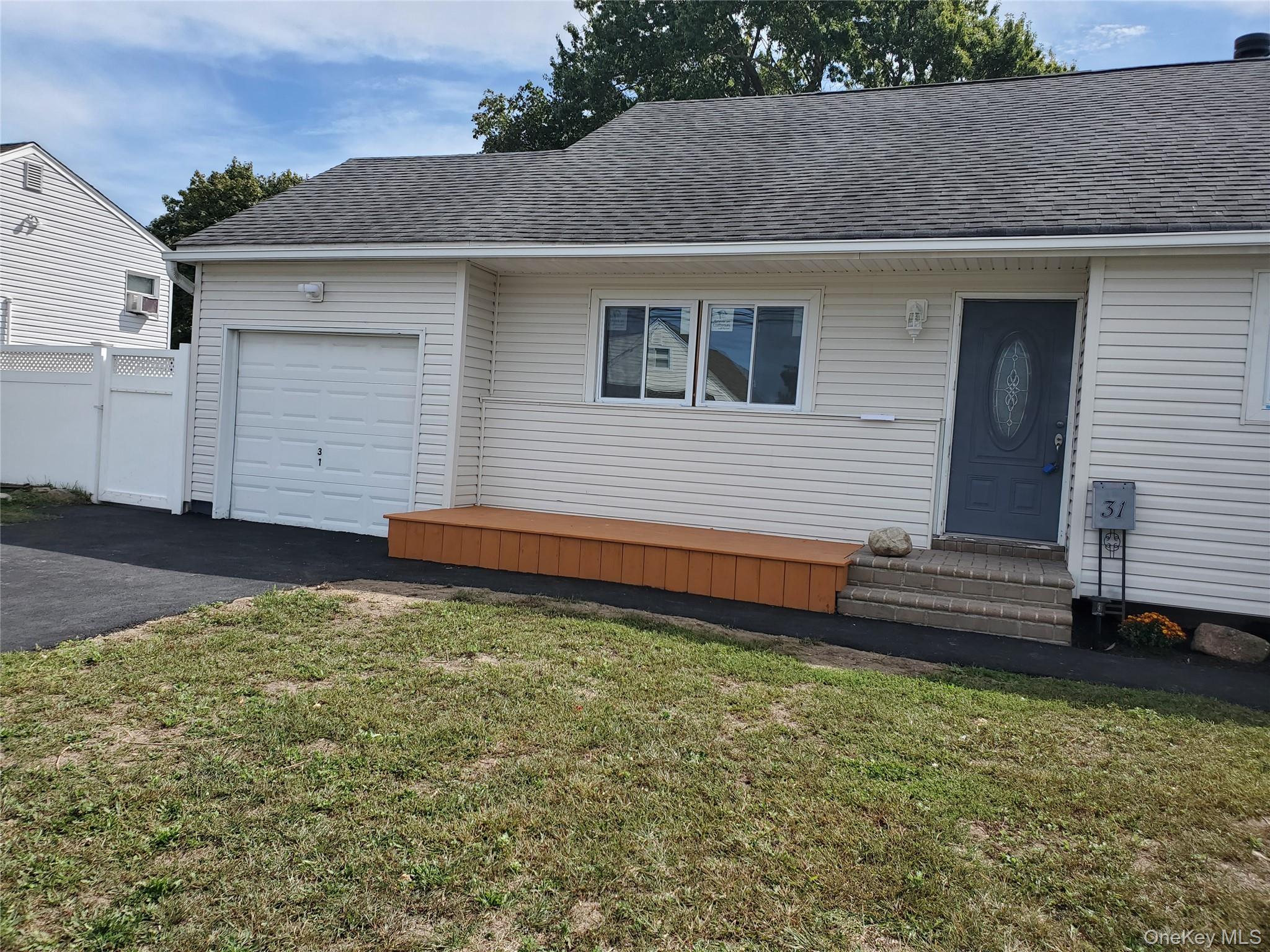 31 W Marine Avenue, Lindenhurst, NY 11757