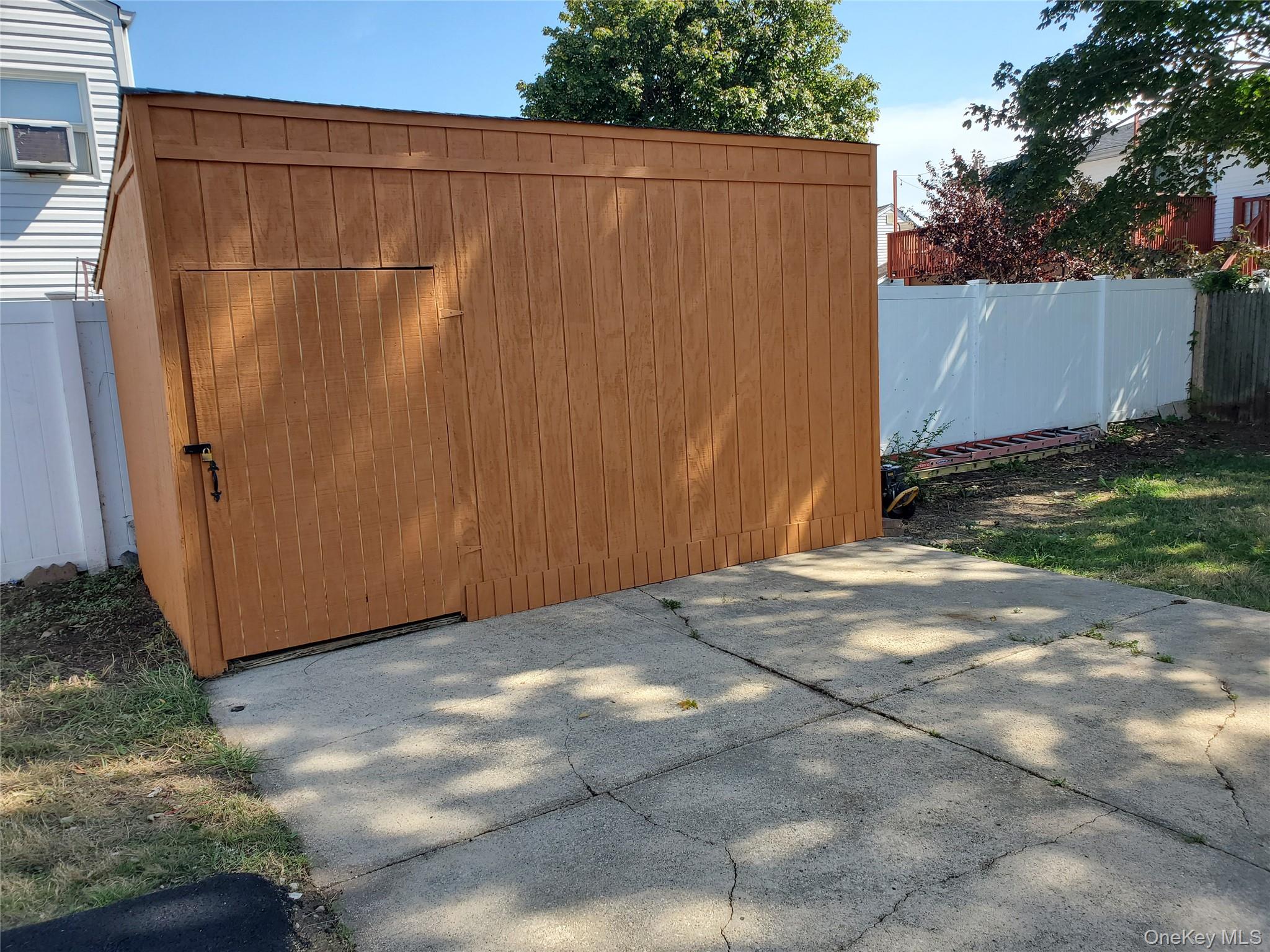 31 W Marine Avenue, Lindenhurst, NY 11757