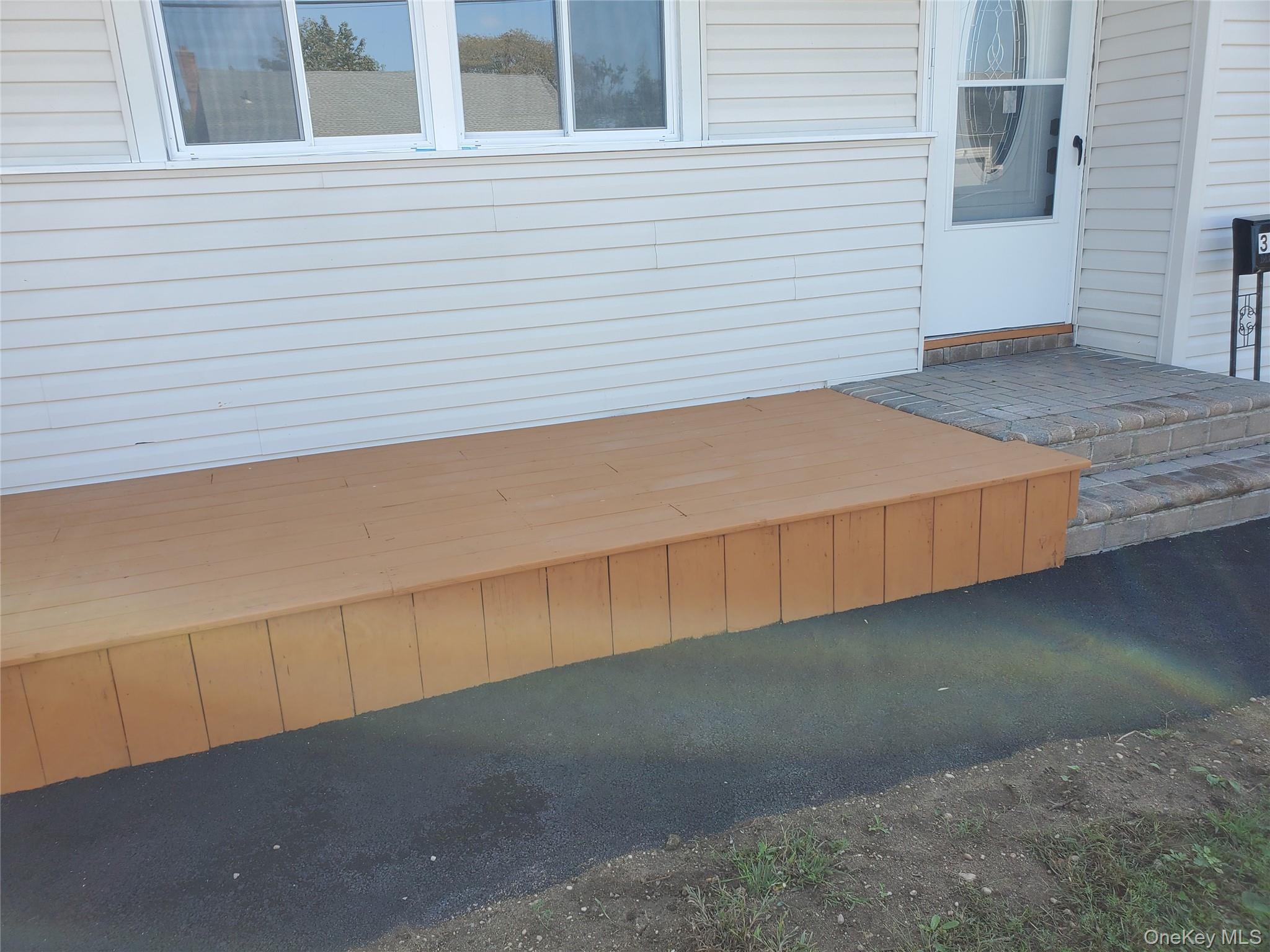 31 W Marine Avenue, Lindenhurst, NY 11757