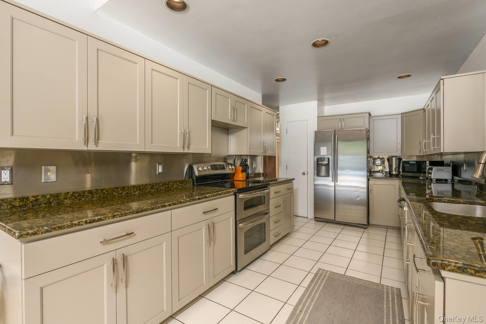 21 Woodland Way, Quogue, NY 11959