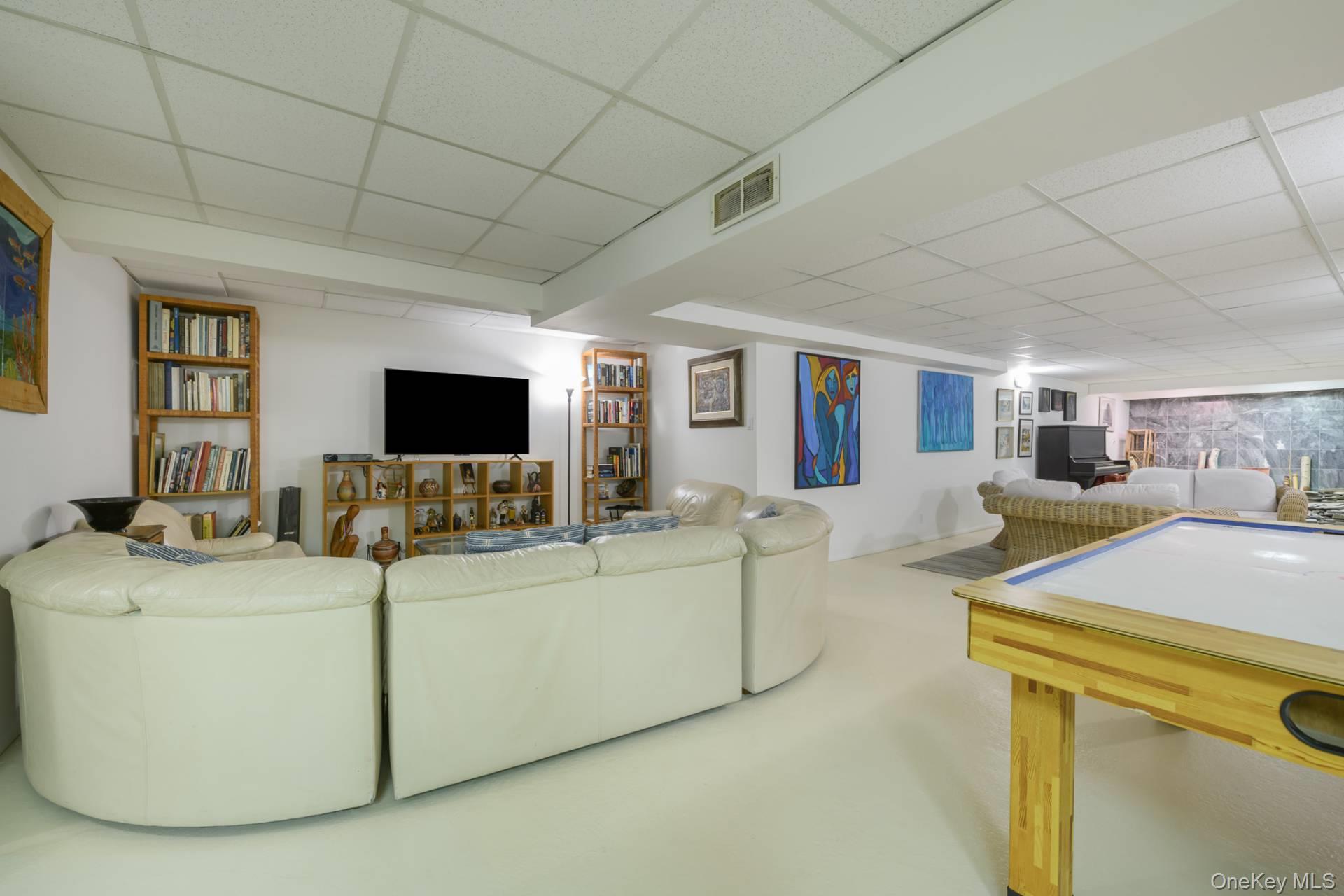 21 Woodland Way, Quogue, NY 11959