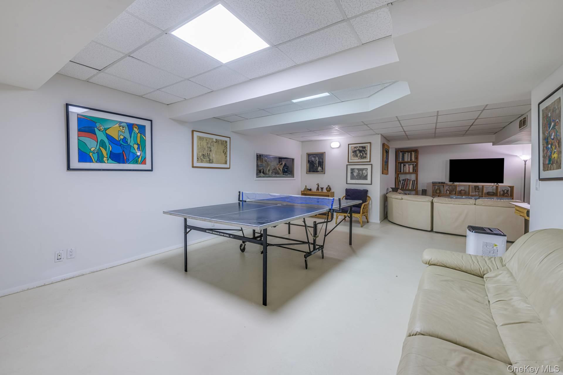 21 Woodland Way, Quogue, NY 11959