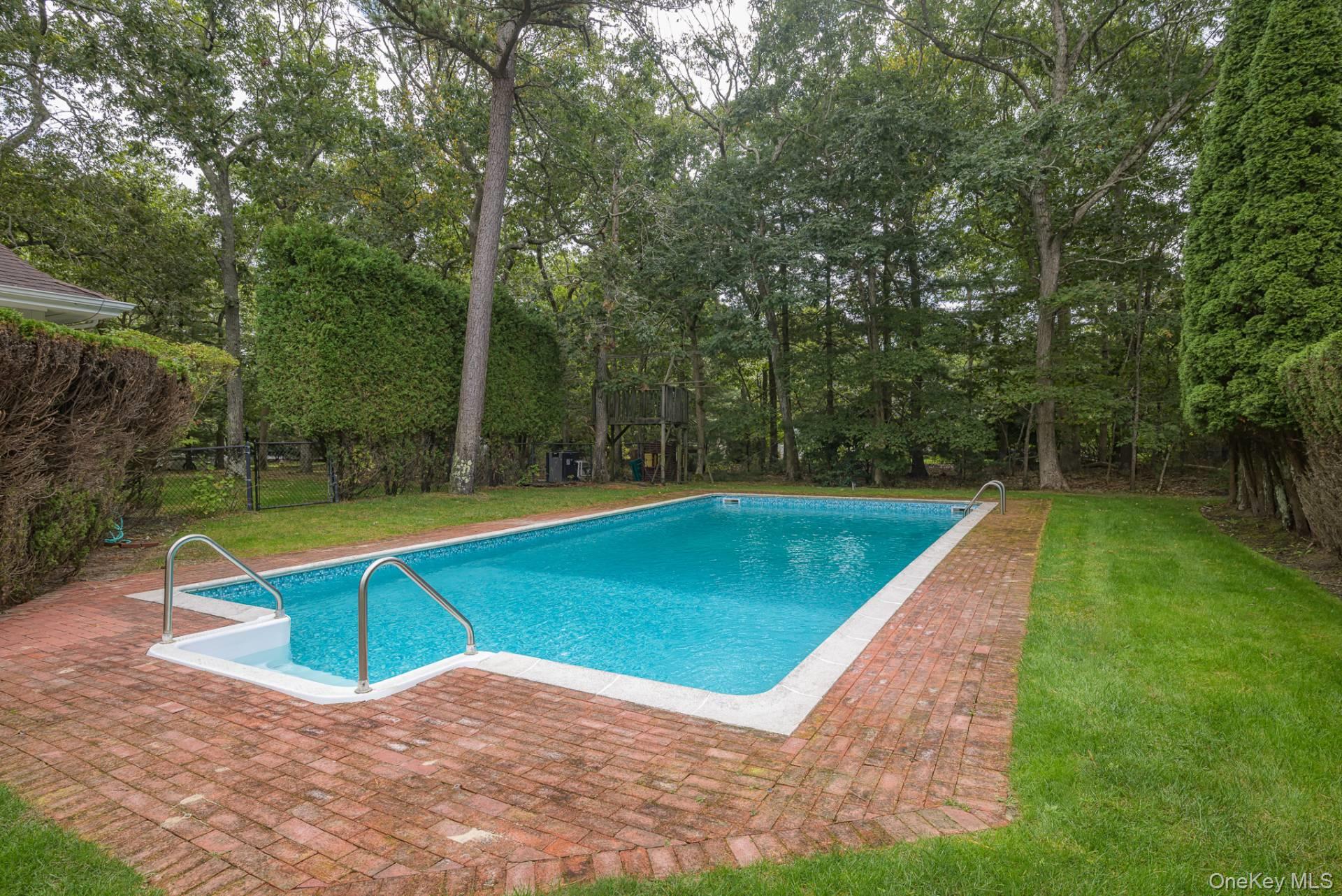 21 Woodland Way, Quogue, NY 11959