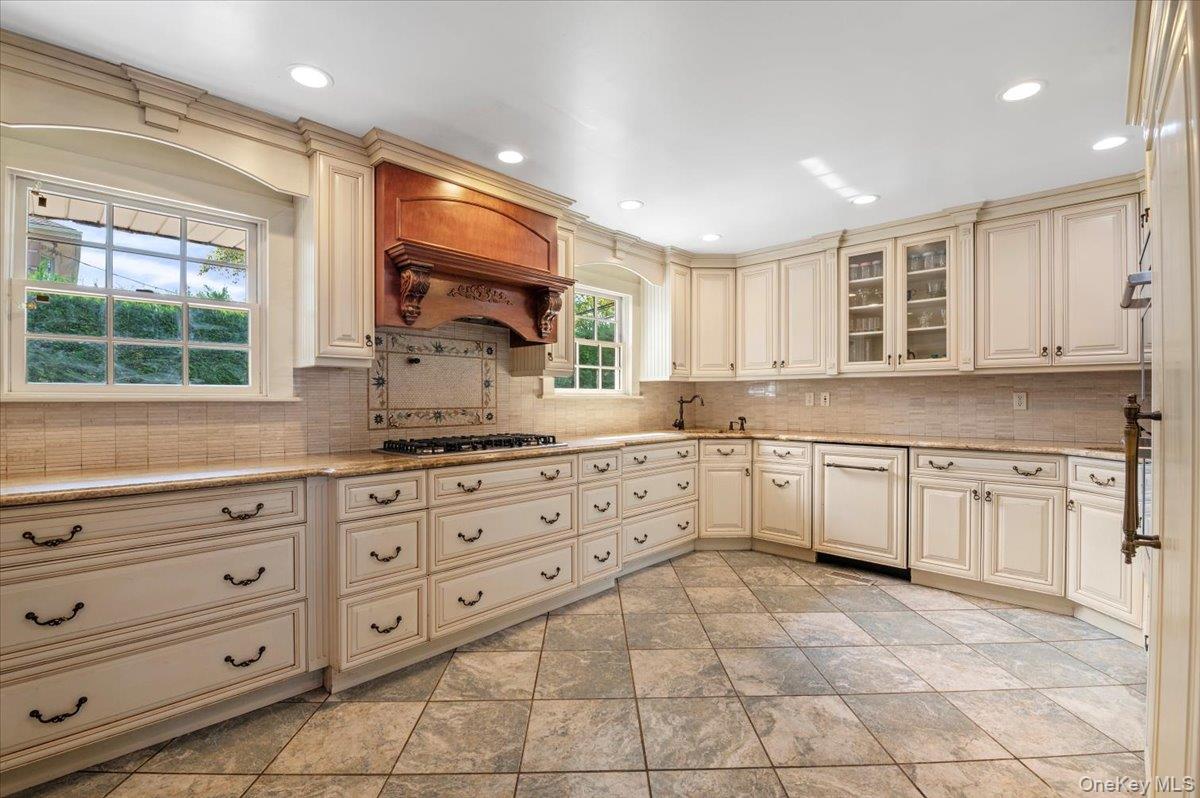 375 Broadway, Lawrence, NY 11559