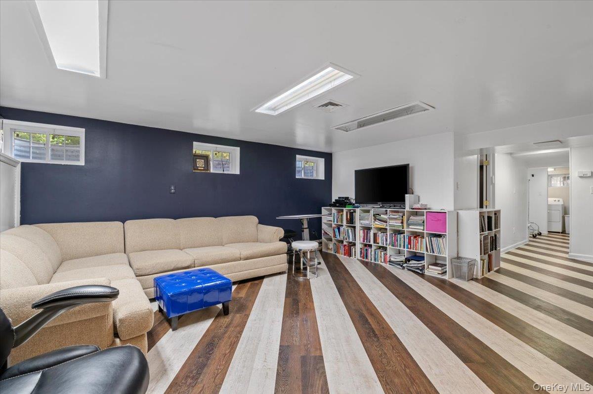 375 Broadway, Lawrence, NY 11559