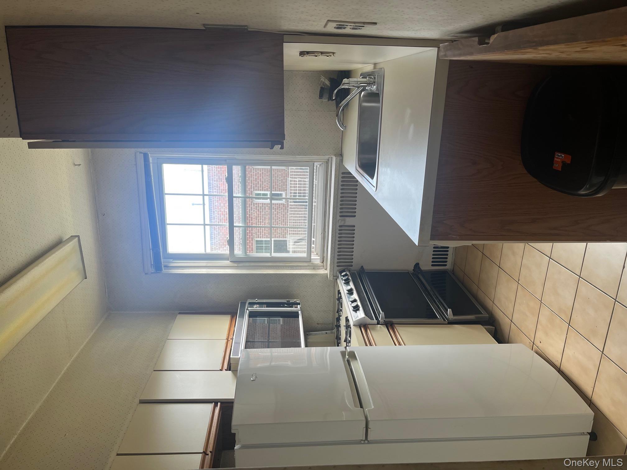 230 Central Avenue # 3J, Lawrence, NY 11559