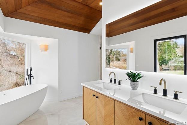 10 Lenape Road, Southampton, NY 11968