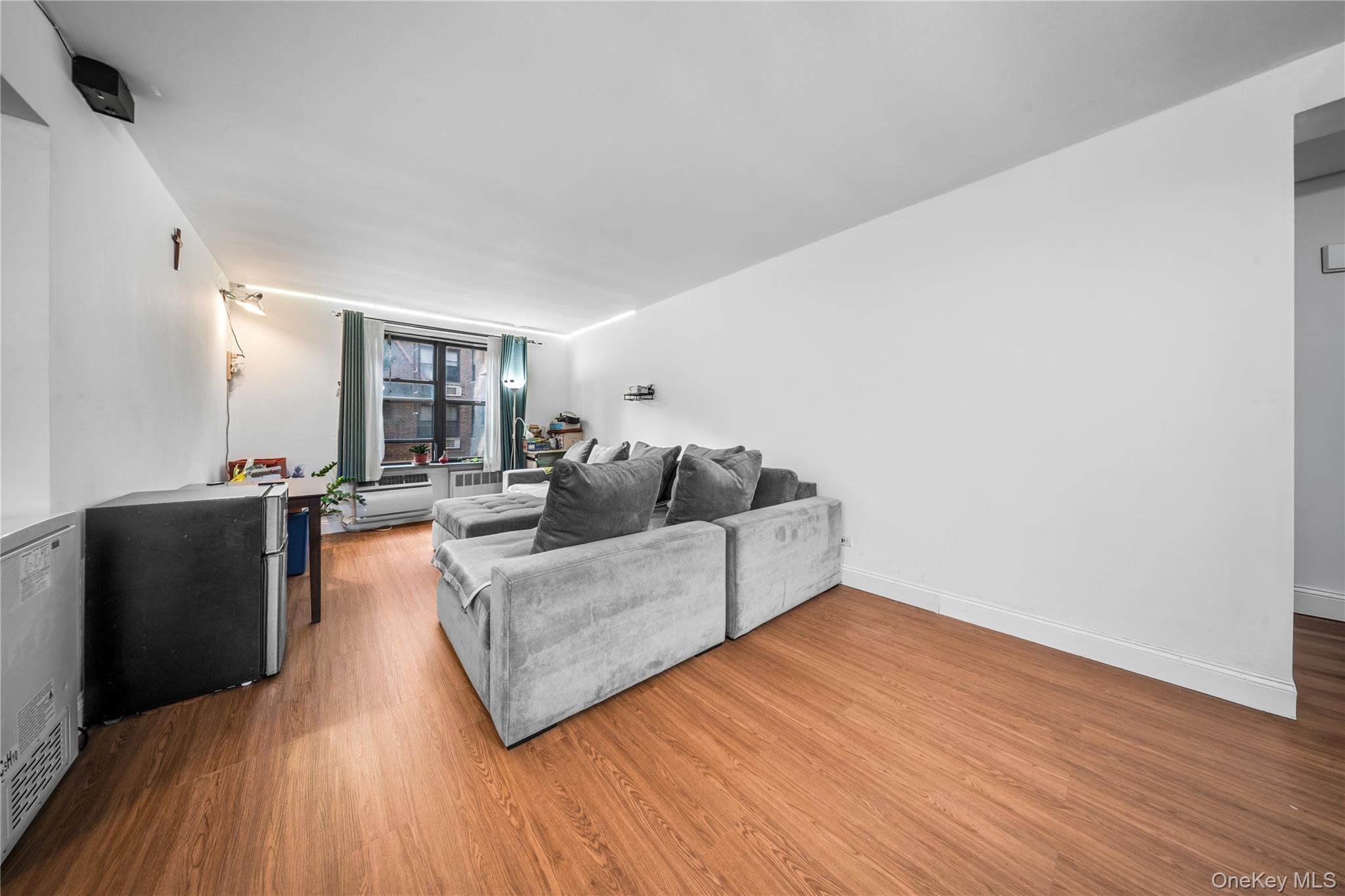 22424 Union Turnpike # 1H, Oakland Gardens, NY 11364