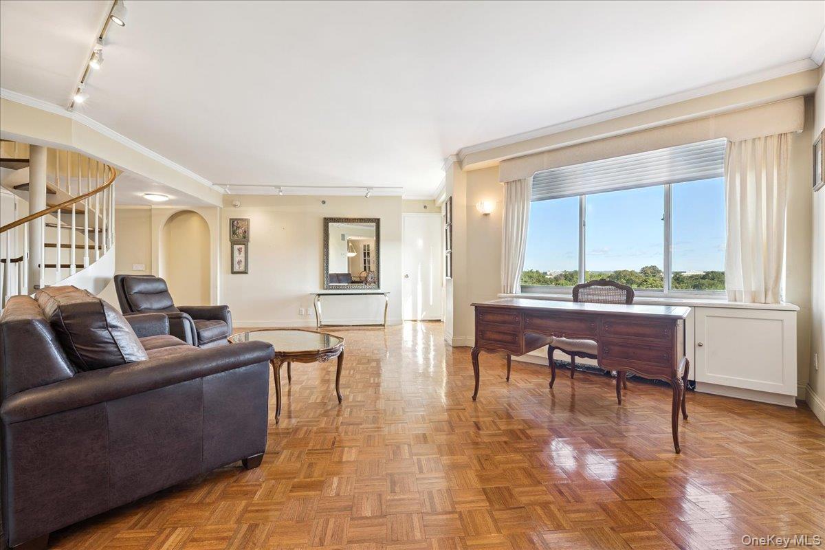 100 Hilton Avenue # 907, Garden City, NY 11530