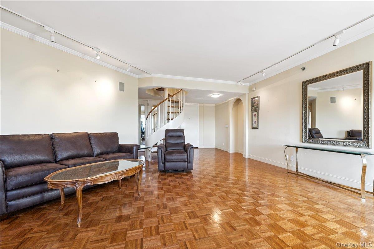 100 Hilton Avenue # 907, Garden City, NY 11530