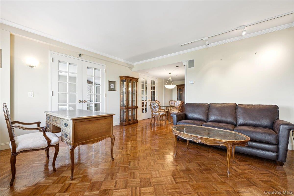 100 Hilton Avenue # 907, Garden City, NY 11530