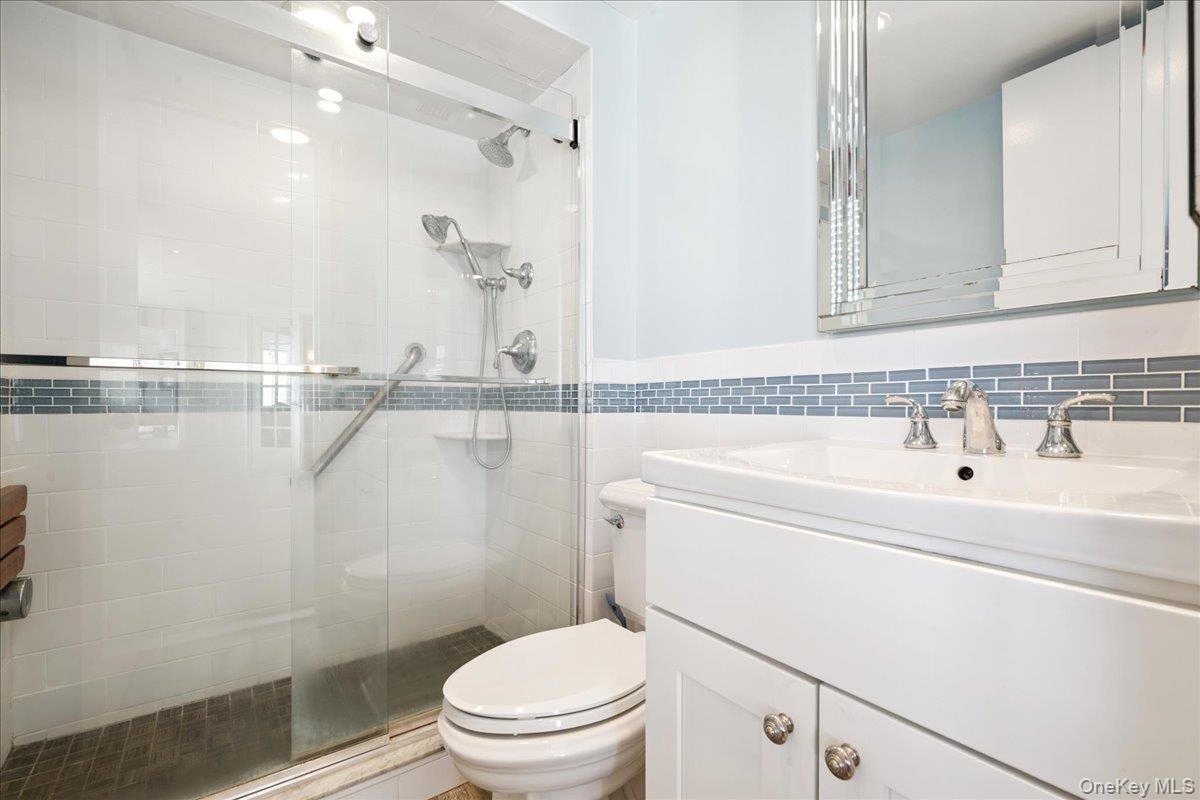 100 Hilton Avenue # 907, Garden City, NY 11530