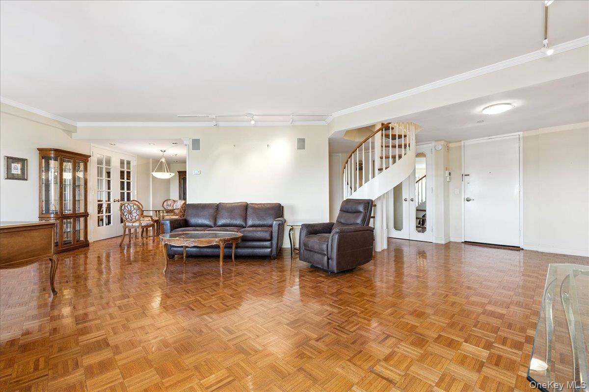 100 Hilton Avenue # 907, Garden City, NY 11530