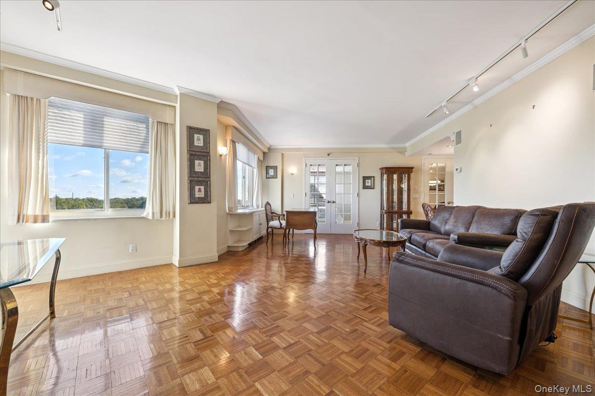 100 Hilton Avenue # 907, Garden City, NY 11530