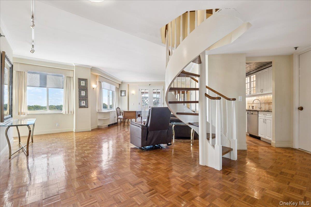 100 Hilton Avenue # 907, Garden City, NY 11530