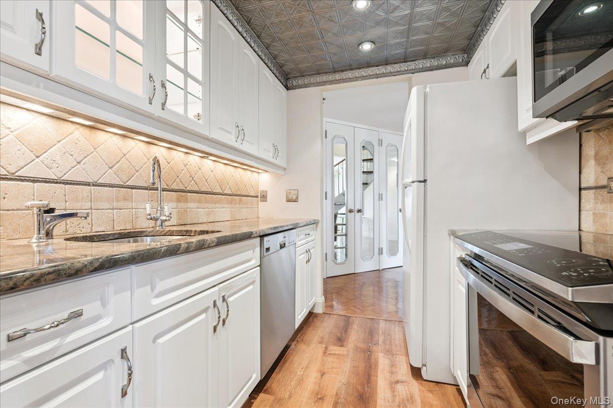 100 Hilton Avenue # 907, Garden City, NY 11530