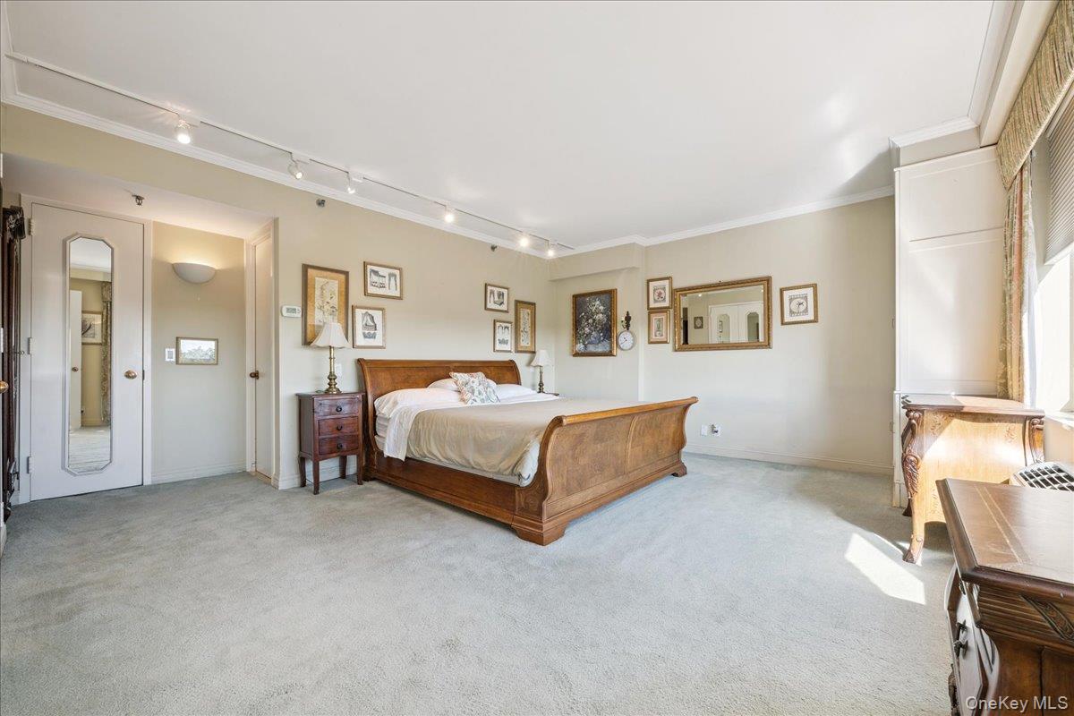 100 Hilton Avenue # 907, Garden City, NY 11530