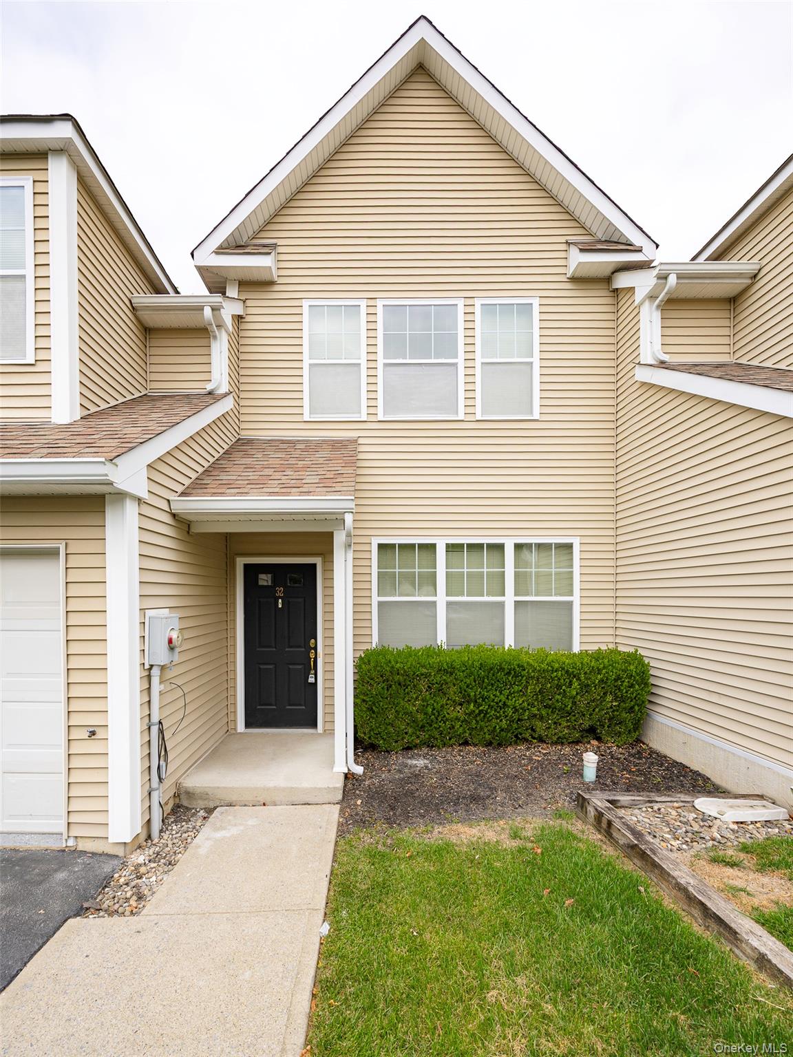 32 Halley Court, Poughkeepsie, NY 12601