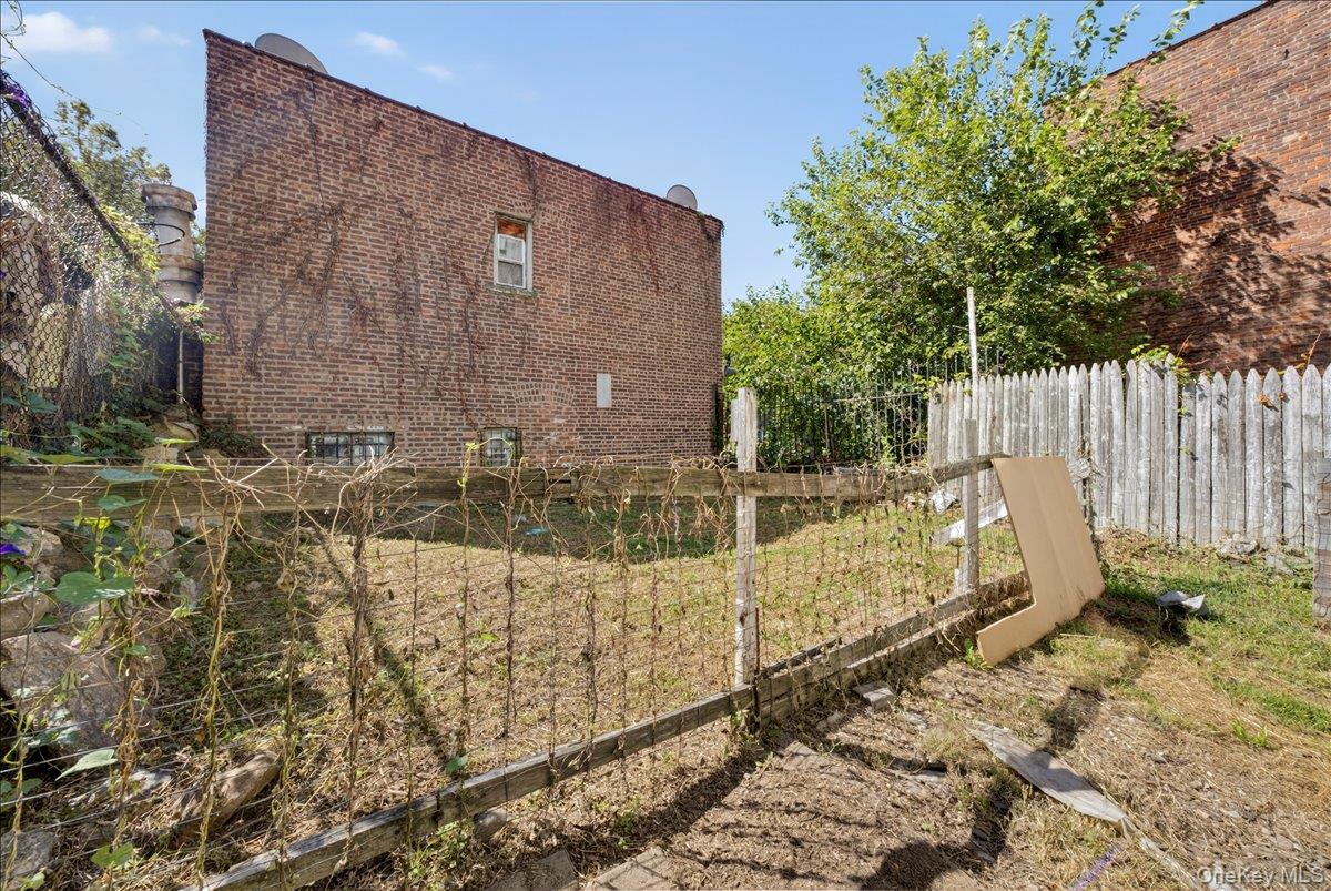 850 E 214th Street, Bronx, NY 10467