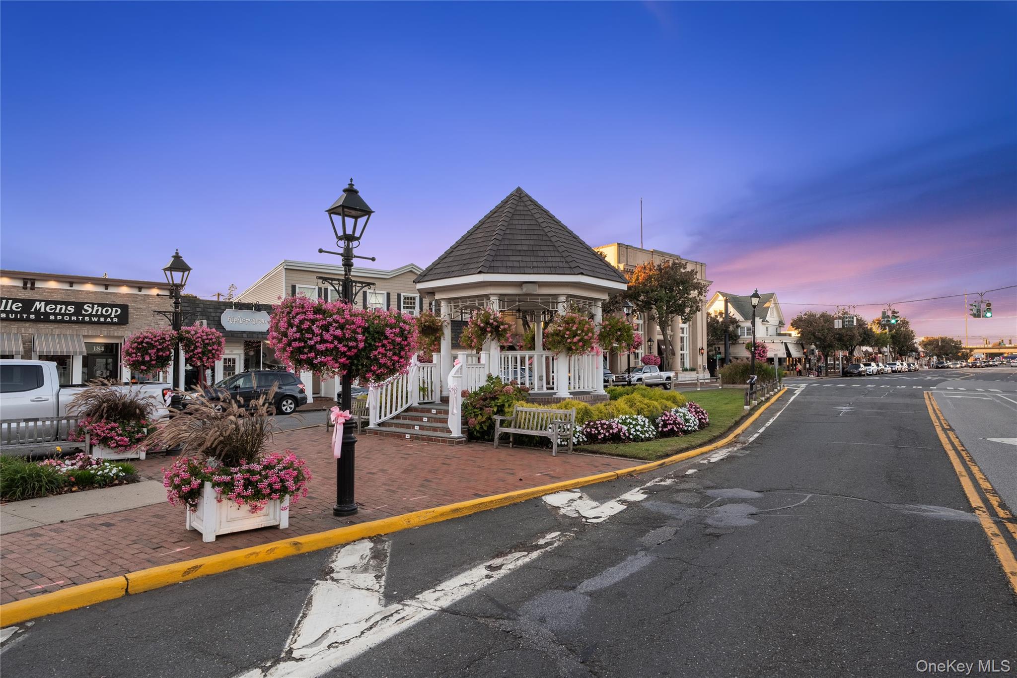 15 Hayes Road, Amity Harbor, NY 11701