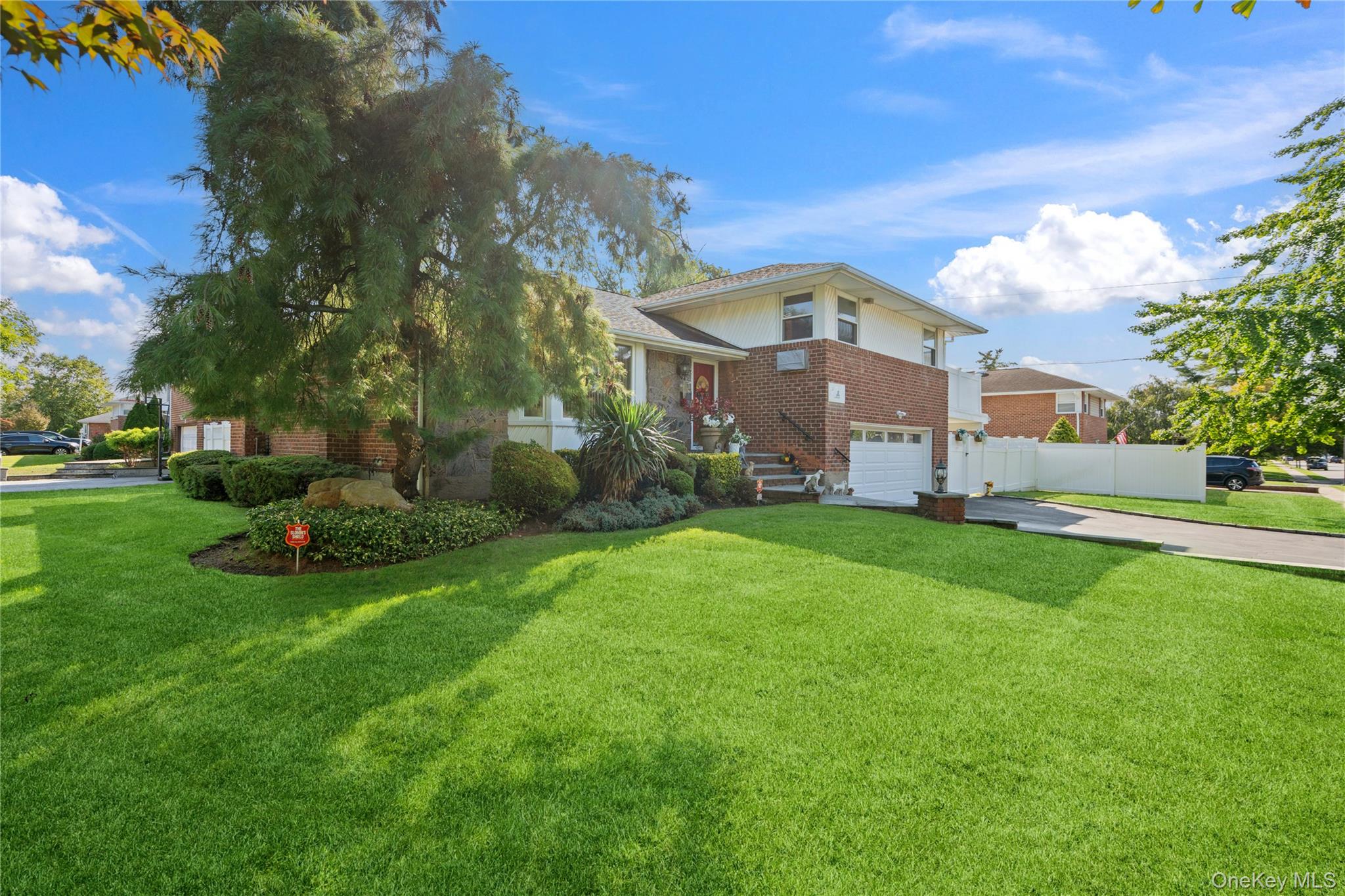 2 Martin Place, Syosset, NY 11791