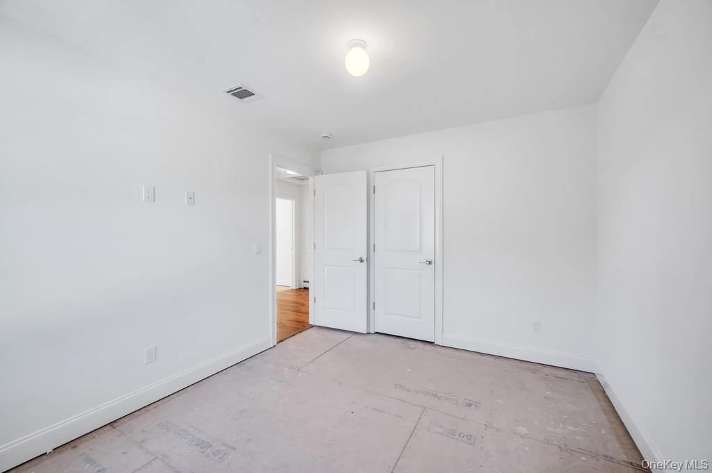 33 Rosemont Avenue, Farmingville, NY 11738