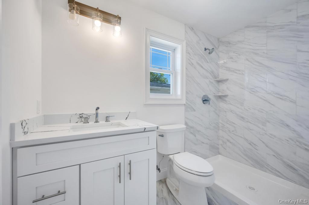 33 Rosemont Avenue, Farmingville, NY 11738