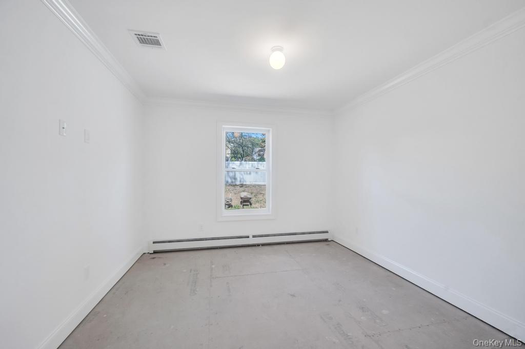 33 Rosemont Avenue, Farmingville, NY 11738