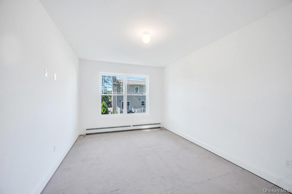 33 Rosemont Avenue, Farmingville, NY 11738