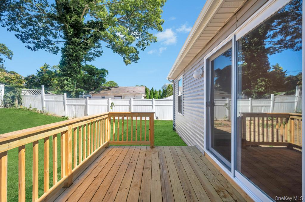 33 Rosemont Avenue, Farmingville, NY 11738