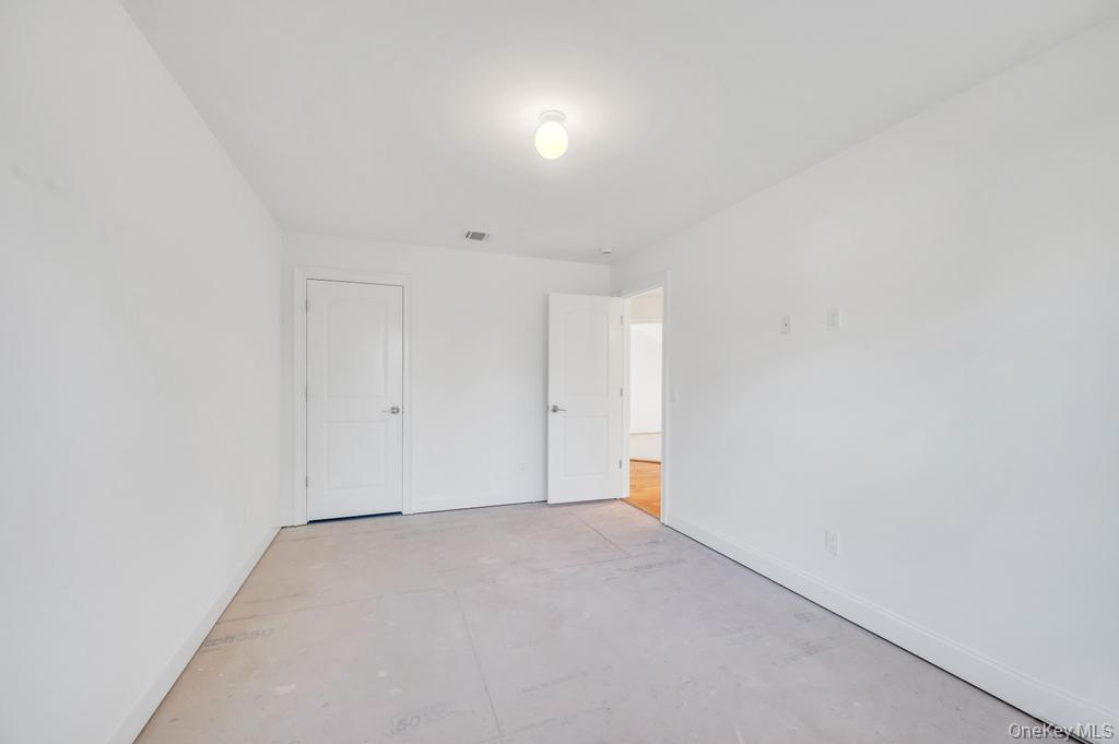 33 Rosemont Avenue, Farmingville, NY 11738