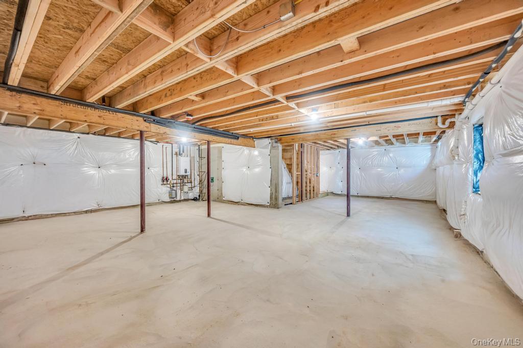 33 Rosemont Avenue, Farmingville, NY 11738