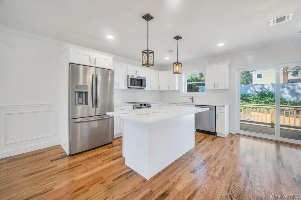 33 Rosemont Avenue, Farmingville, NY 11738