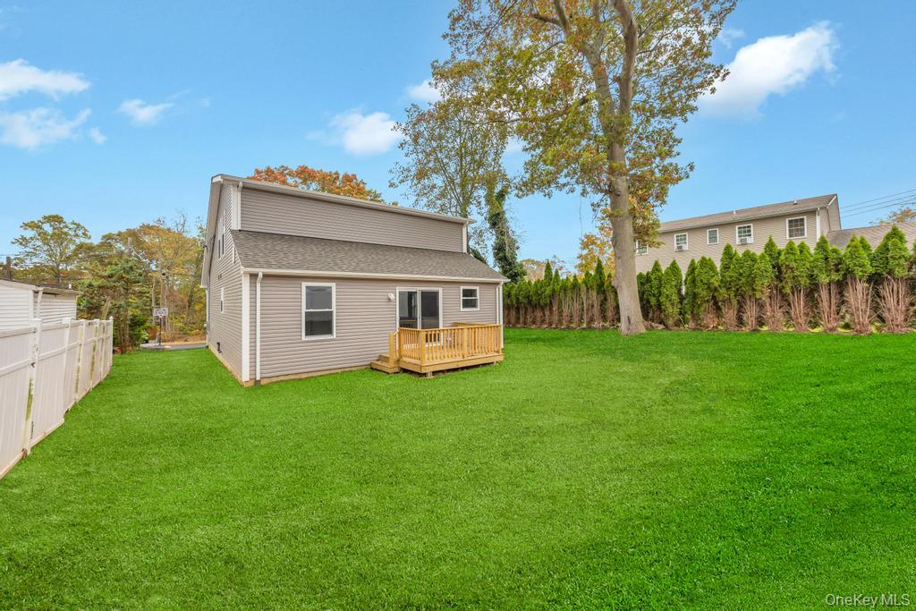 33 Rosemont Avenue, Farmingville, NY 11738