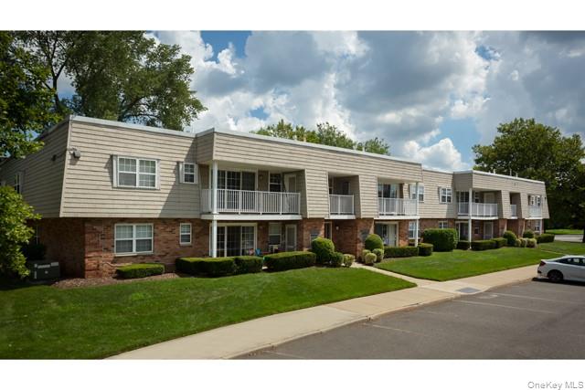 40 Westwood Drive # 49, Westbury, NY 11590