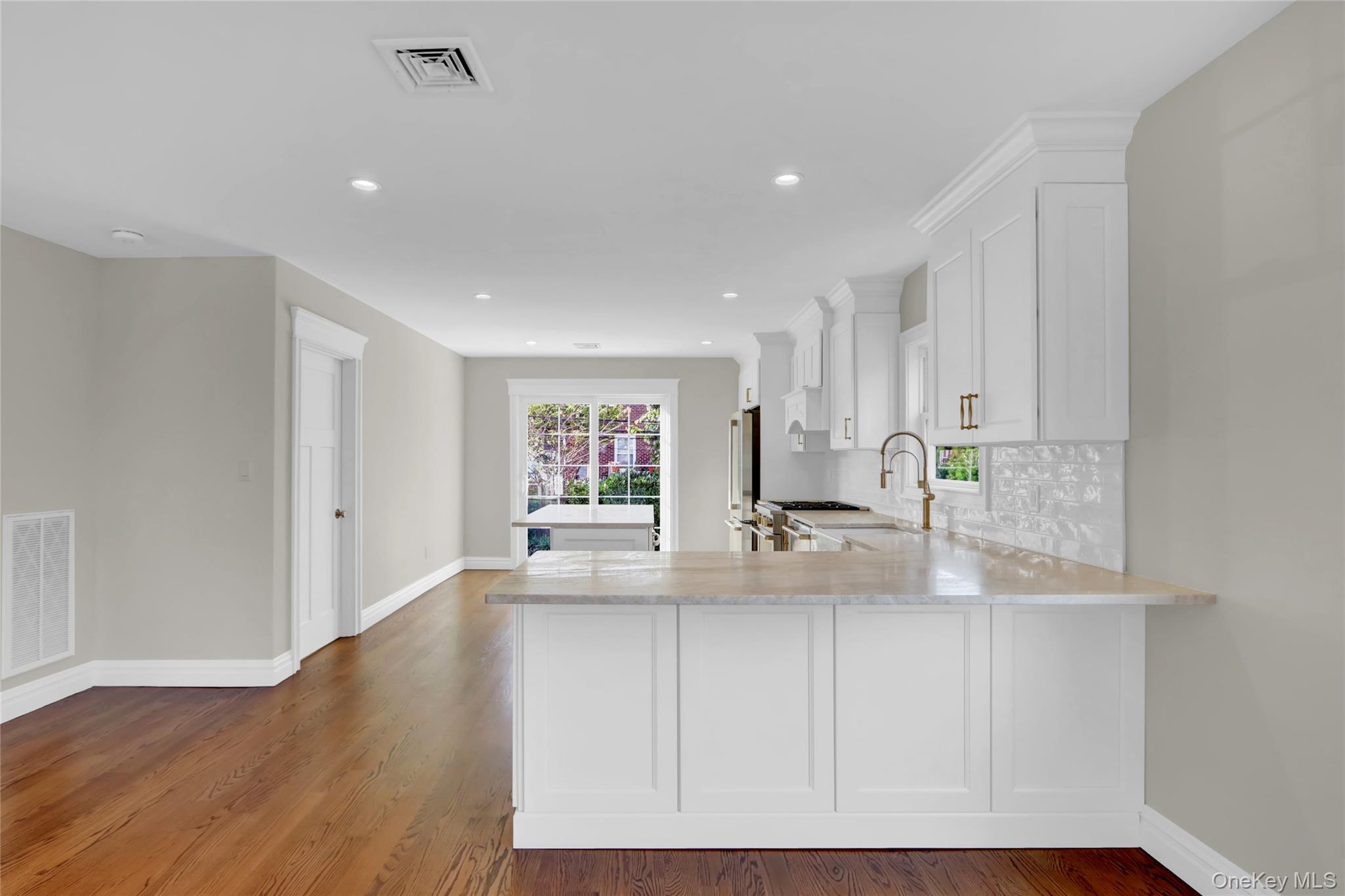 538 W Walnut Street, Long Beach, NY 11561