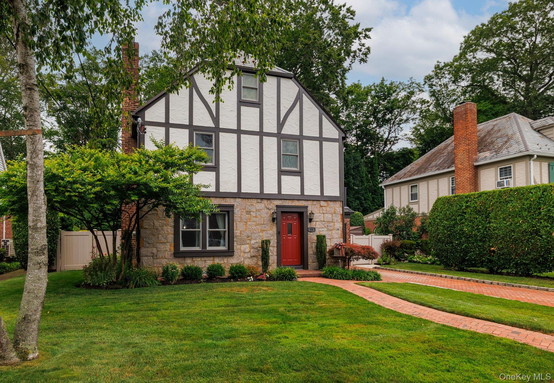 81 Gerard Avenue W, Malverne, NY 11565