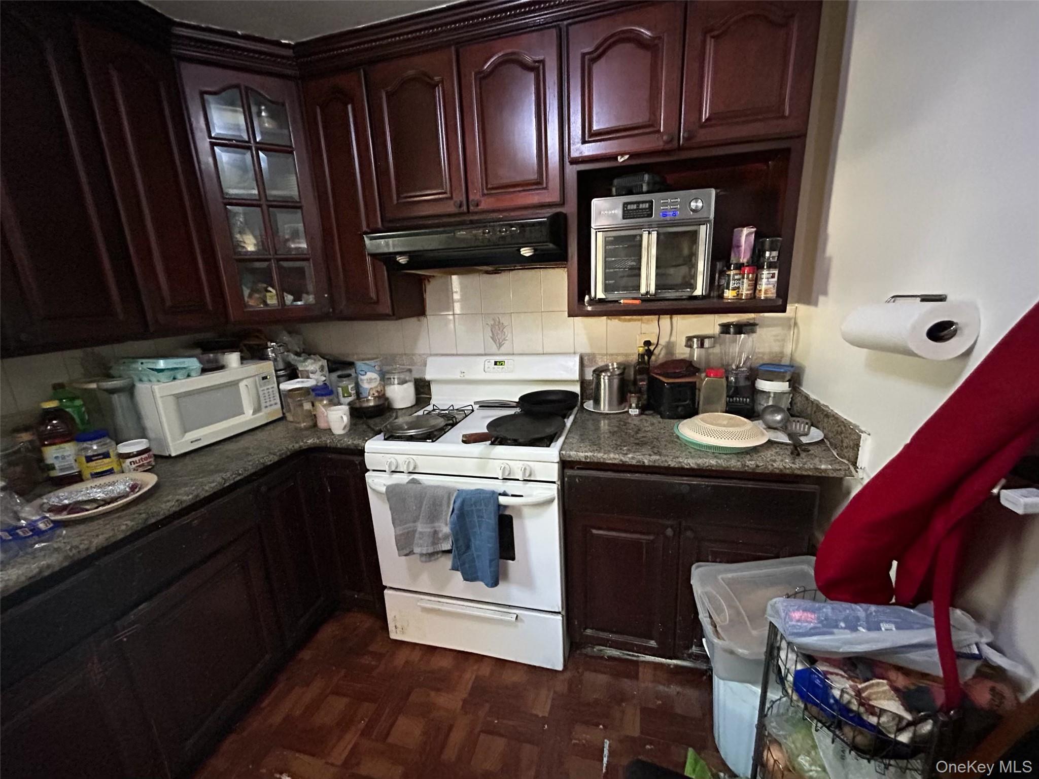 85 W Fairview Avenue, Valley Stream, NY 11580