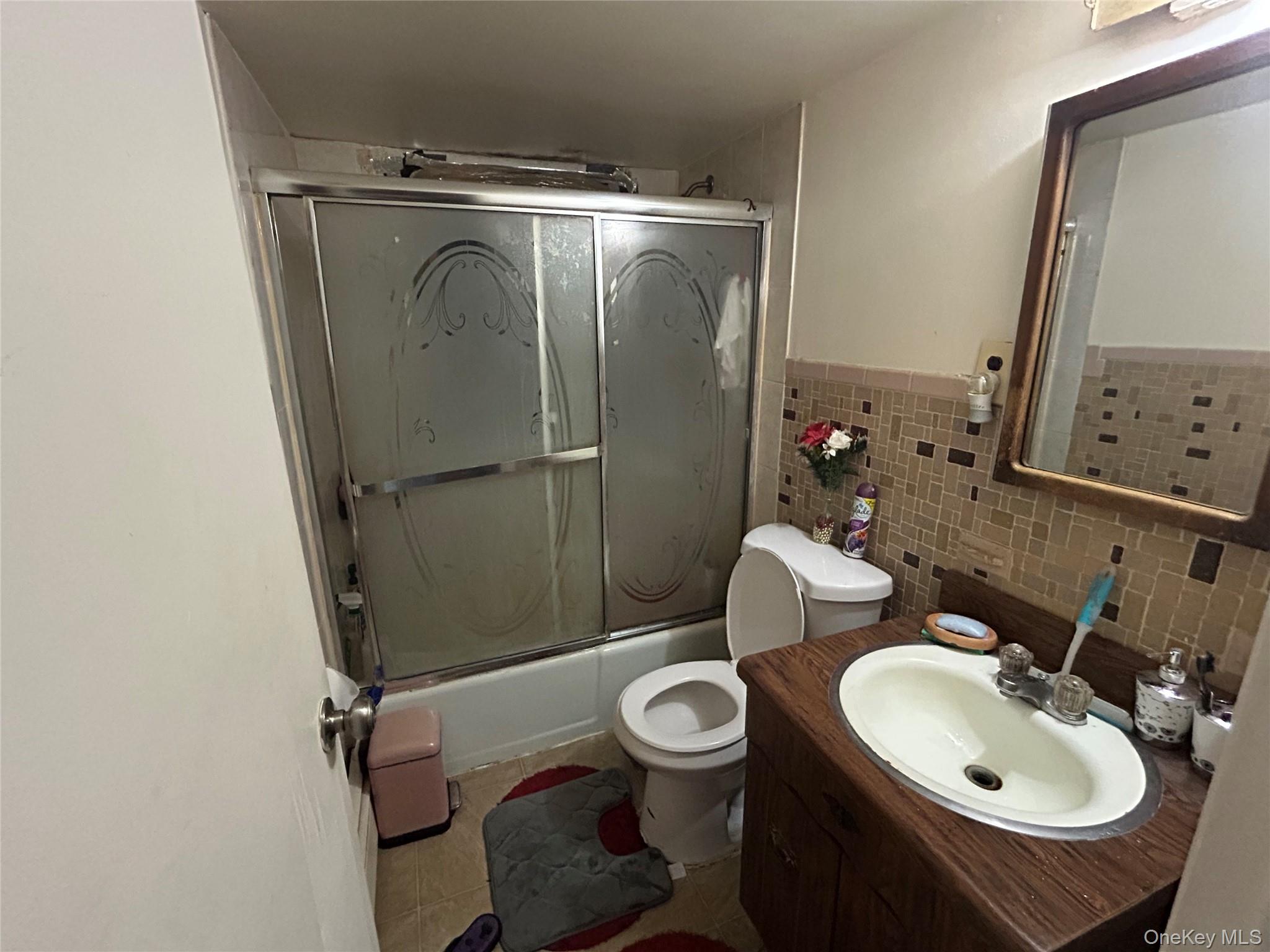 85 W Fairview Avenue, Valley Stream, NY 11580