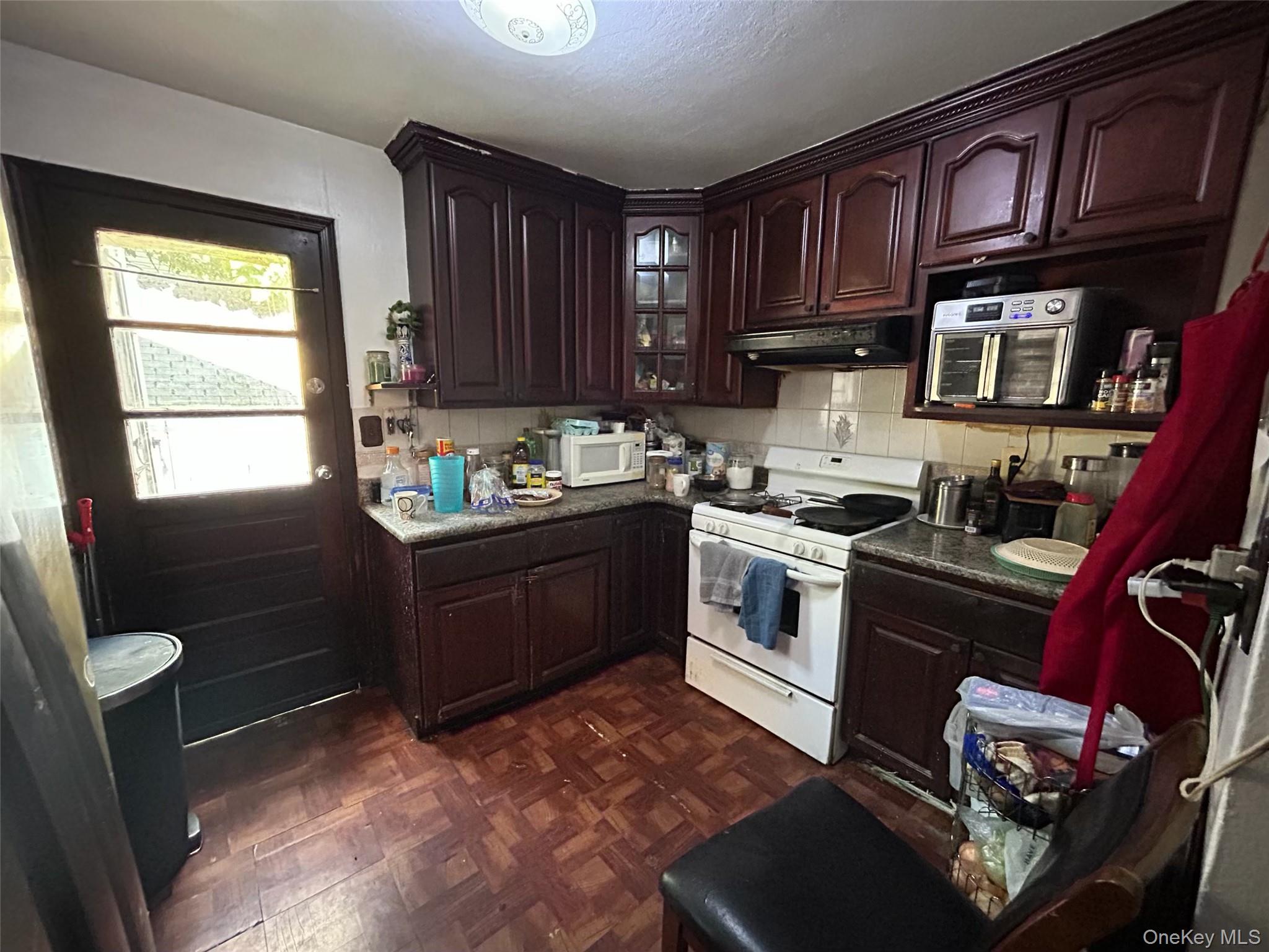 85 W Fairview Avenue, Valley Stream, NY 11580