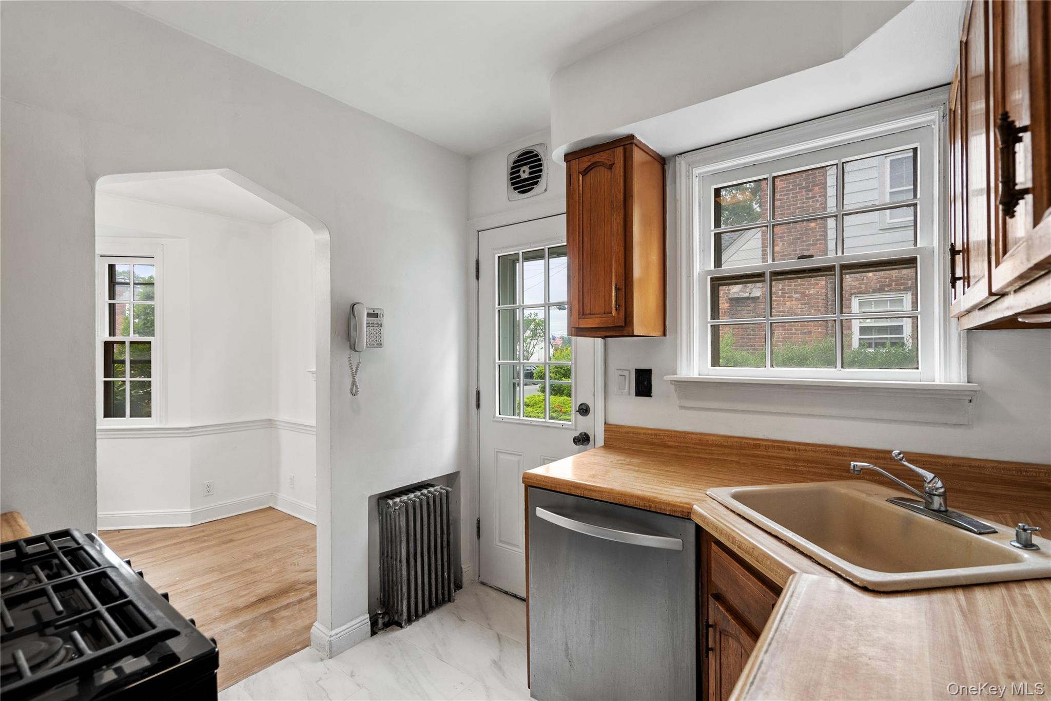 100 E Fenimore Street, Valley Stream, NY 11580