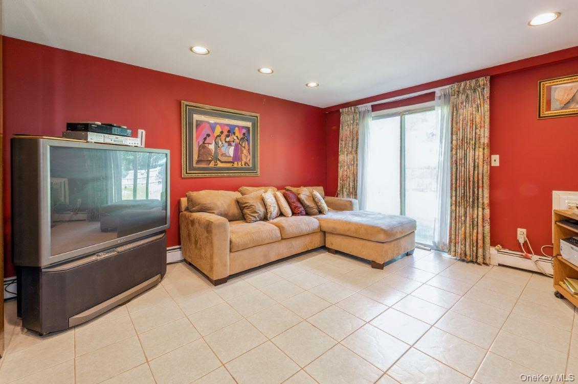 828 Robin Court, Baldwin, NY 11510