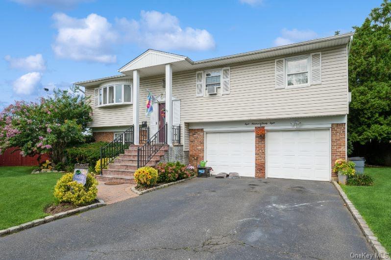 828 Robin Court, Baldwin, NY 11510