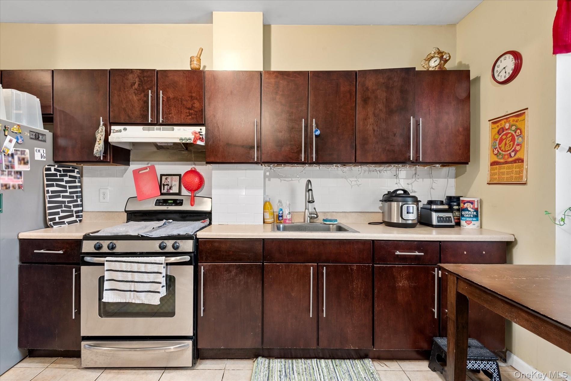 285 Lincoln Avenue, Brooklyn, NY 11208