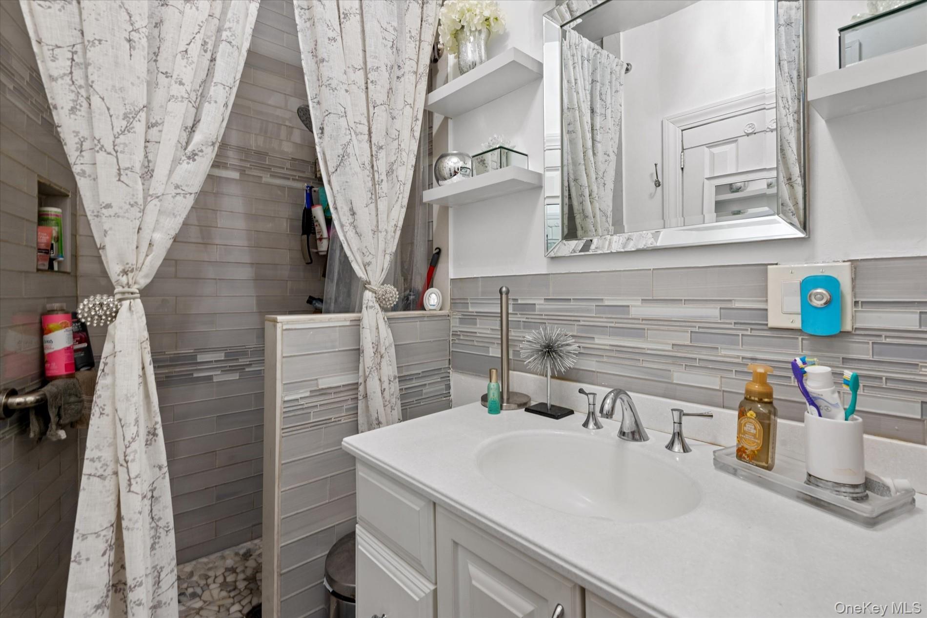 285 Lincoln Avenue, Brooklyn, NY 11208