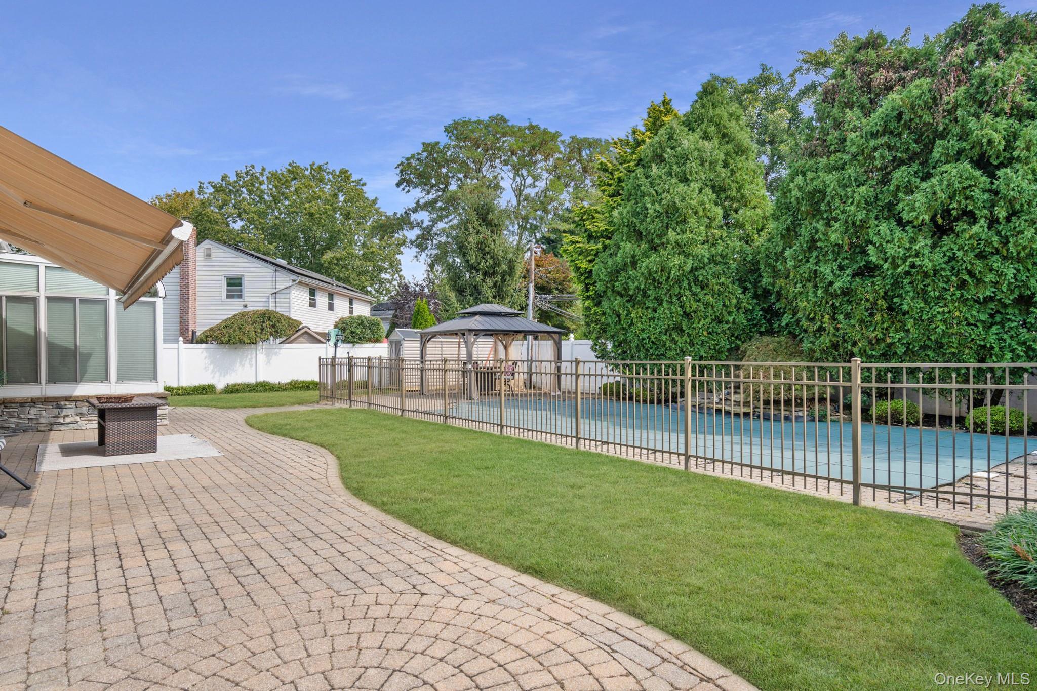 10 Basswood Place, Melville, NY 11747