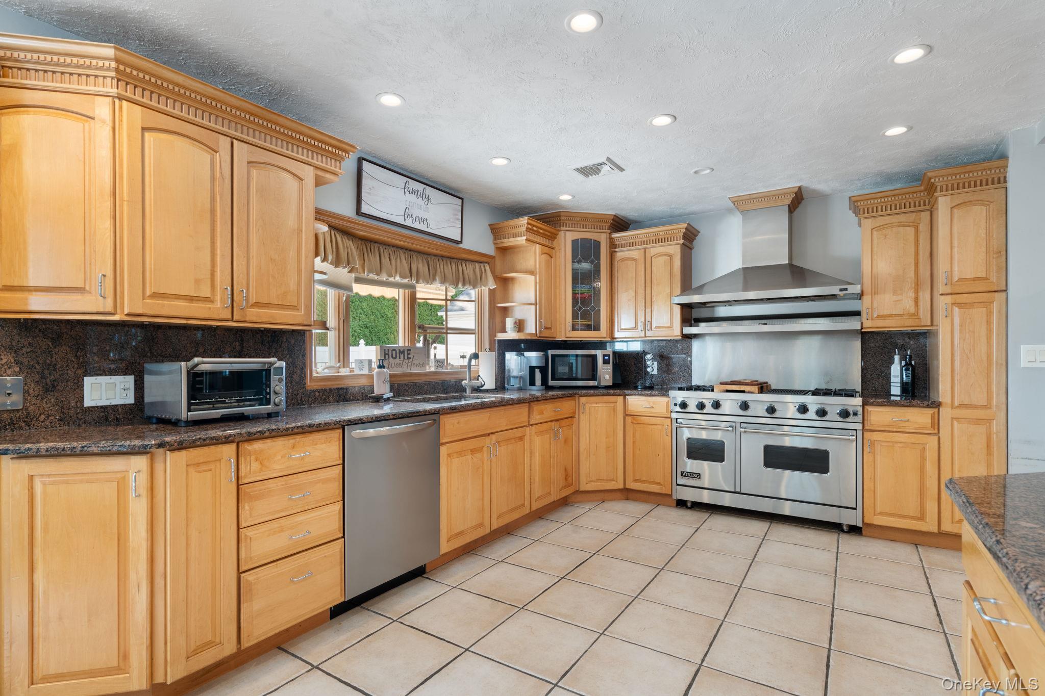 10 Basswood Place, Melville, NY 11747